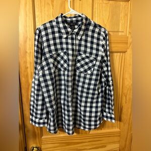 Ladies long sleeve button up shirt. Size large